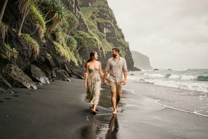 Couple en lune de miel se promenant sur une plage de sable noir à Hawaï